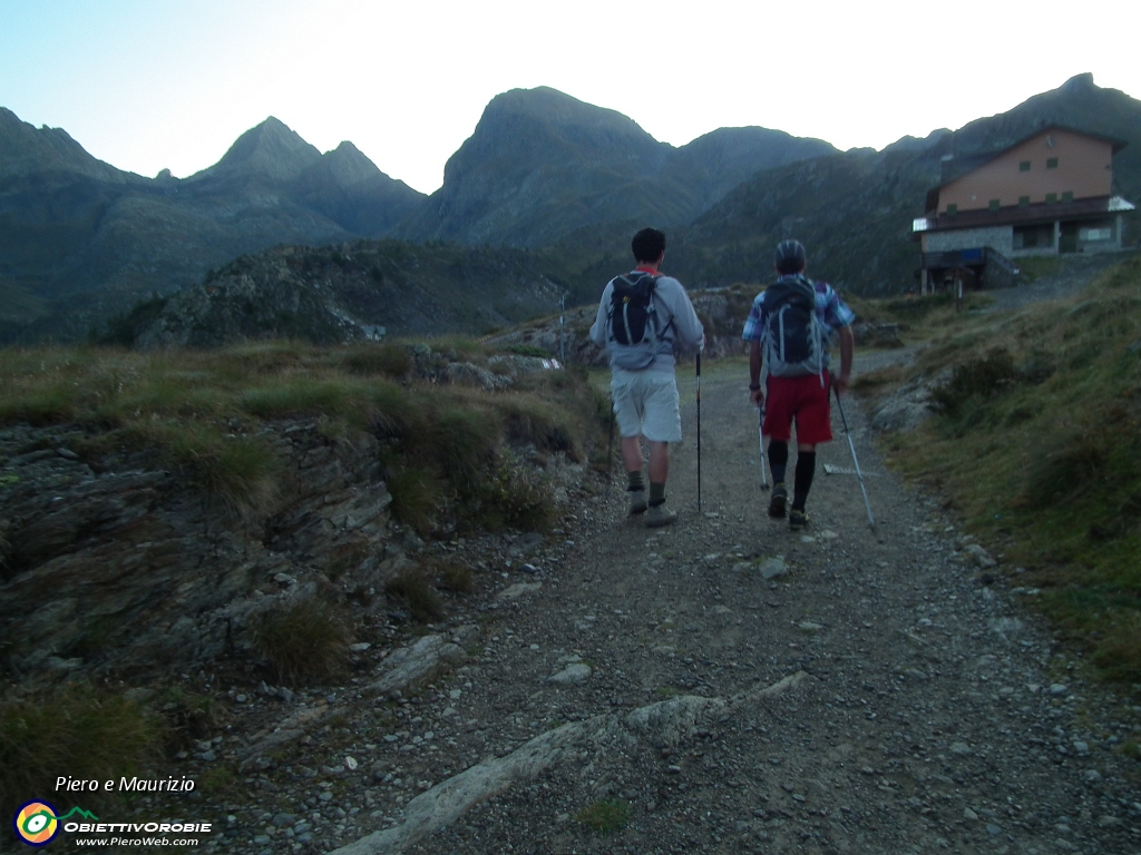 01 Al Rifugio Calvi di buon mattino.jpg